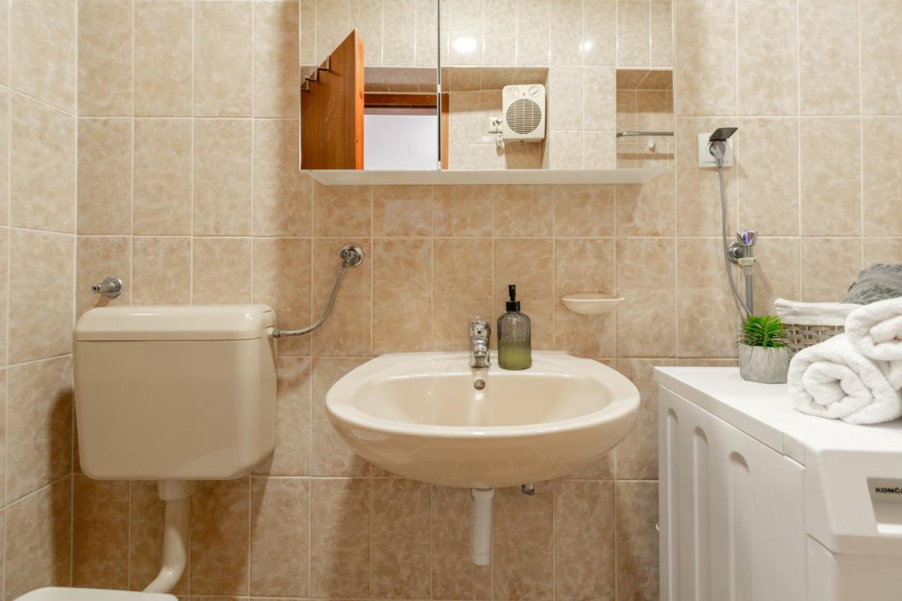 Apartment Iva With Sea View Makarska Exterior foto