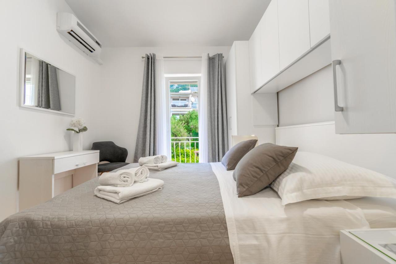 Apartment Iva With Sea View Makarska Exterior foto